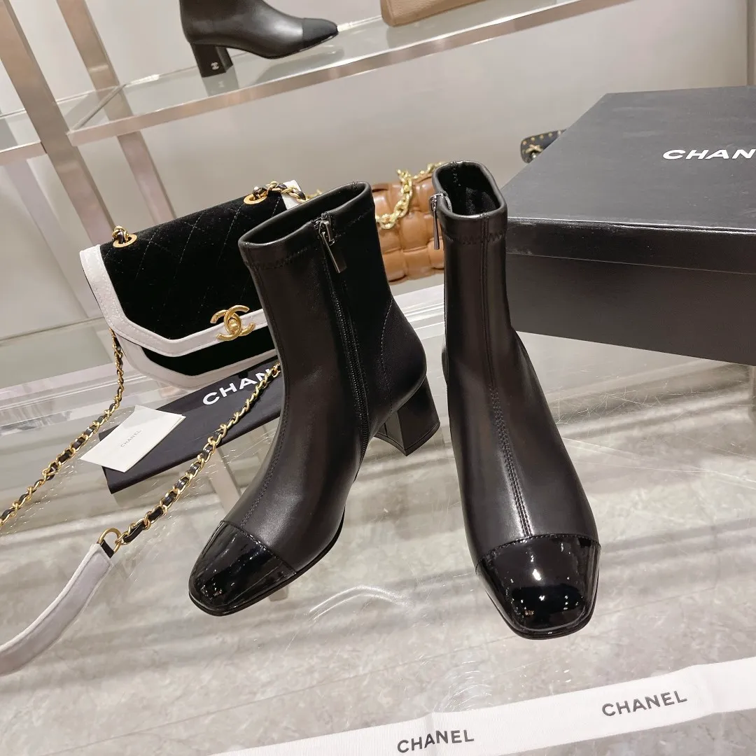 👟👟Ex-factory price 620👟👟 👑Chanel Chanel Xiaoxiang Wannian classic stitching thick heel short boots. 🔻Interpretation of elegant little fragrance〰️Super textured style, low-key but not simple, elegant and noble, especially the small double CLOGO embellishment on the heel, and the simple splicing of different materials on the toe casually reveal elegance and sophistication. It feels like walking on the ground without tiring your feet at all👌🏻. 👟👟👟👟The upper is made of imported Italian lambskin🐑, the lining is lambskin, and the Italian cow leather outsole. Heel height: 5cm. size: 35-39 (34, 40 can be customized)